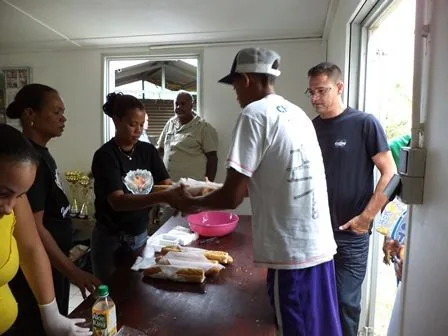 le_staf_pendant_la_distribution_de_repas